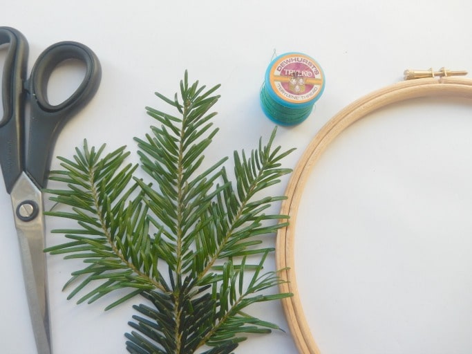 how to make an embroidery hoop wreath